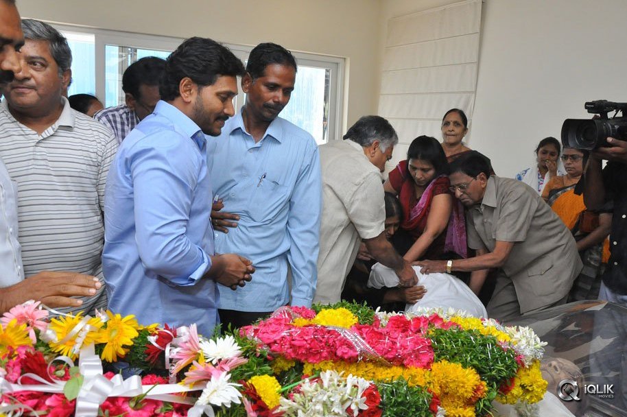 Celebs-Pay-Condolences-to-C-Narayana-Reddy